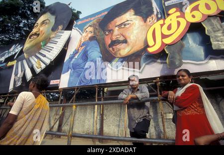 Affiches et publicités de films indiens des studios de cinéma de Bollywood dans la ville de Chennai dans la province du Tamil Nadu en Inde. Inde, Chennai, avril, Banque D'Images