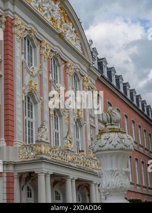 Détail de la façade baroque richement décorée d'un bâtiment historique avec des figures, trèves, allemagne Banque D'Images