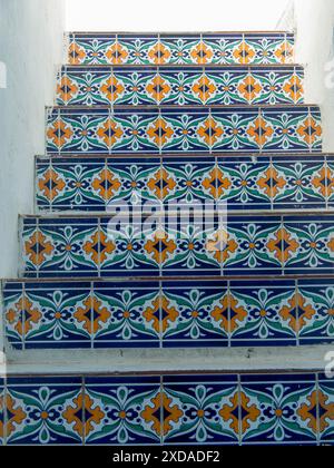 Escalier décoré de tuiles ornées de bleu et orange, Tunis, Tunisie Banque D'Images