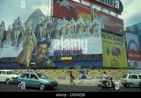 Affiches et publicités de films indiens des studios de cinéma de Bollywood dans la ville de Chennai dans la province du Tamil Nadu en Inde. Inde, Chennai, avril, Banque D'Images