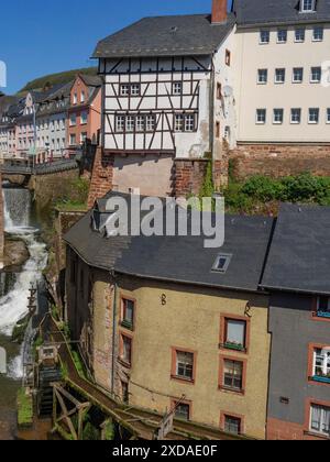 Maison à colombages et bâtiment historique à côté d'une cascade dans une vieille ville, saarburg, allemagne Banque D'Images