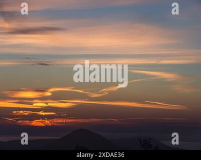 Le ciel au-dessus du lac Balaton en Hongrie juste avant le lever du soleil, les traînées et les nuages dans une belle lumière orange dorée Banque D'Images