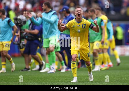 Dusseldorf, Allemagne. 21 juin 2024. L'ukrainien Oleksandr Zinchenko célèbre la fin du match de l'UEFA Euro 2024 Groupe E entre la Slovaquie et l'Ukraine à la Dusseldorf Arena le 21 juin 2024 à Dusseldorf, Allemagne. Crédit : Marco Canoniero/Alamy Live News Banque D'Images
