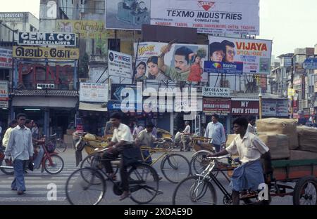 Affiches et publicités de films indiens des studios de cinéma de Bollywood dans la ville de Chennai dans la province du Tamil Nadu en Inde. Inde, Chennai, avril, Banque D'Images