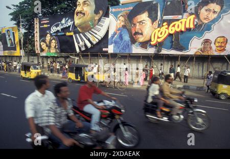 Affiches et publicités de films indiens des studios de cinéma de Bollywood dans la ville de Chennai dans la province du Tamil Nadu en Inde. Inde, Chennai, avril, Banque D'Images