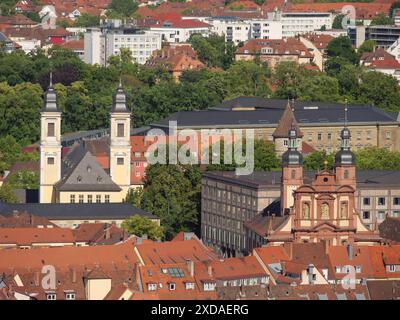 Une vue sur la ville avec des églises frappantes et des toits de tuiles rouges, entouré de verdure, wuerzbourg, bavière, allemagne Banque D'Images