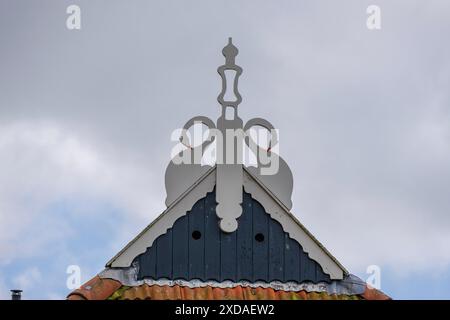 Détail de pignon décoratif sur un toit sous un ciel nuageux, nes, ameland, pays-bas Banque D'Images