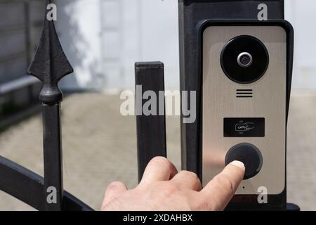 Sonnette d'empreinte digitale moderne sur porte de fer Banque D'Images