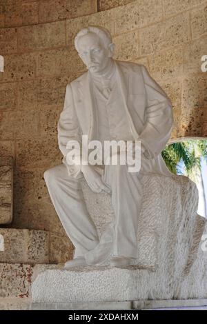 Monument de Jose Marti, Mausolée, Cementerio Santa Ifigenia, Santiago de Cuba, Cuba, Amérique centrale, statue blanche d'un homme en costume, assis dedans Banque D'Images