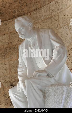 Monument de Jose Marti, Mausolée, Cementerio Santa Ifigenia, Santiago de Cuba, Cuba, Amérique centrale, statue blanche d'un homme en costume, assis dedans Banque D'Images