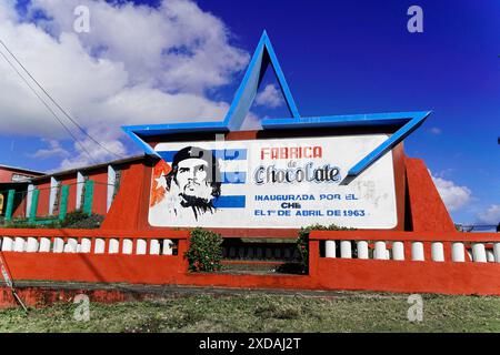 Baracoa, Cuba, Amérique centrale, mural de Che Guevara sur un mur d'usine avec signalisation, Cuba Banque D'Images