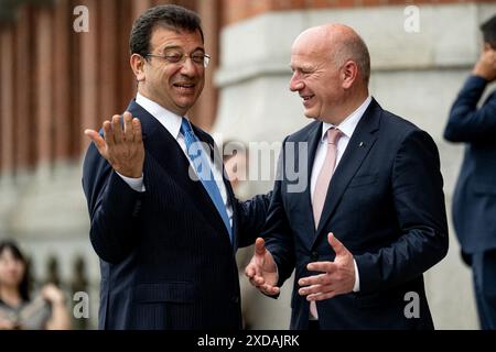 Berlin, Allemagne. 21 juin 2024. Kai Wegner (CDU, à droite), maire de Berlin, accueille Ekrem Imamoglu, maire de la ville jumelle de Berlin, Istanbul, au Rotes Rathaus de Berlin-Mitte. Crédit : Fabian Sommer/dpa/Alamy Live News Banque D'Images