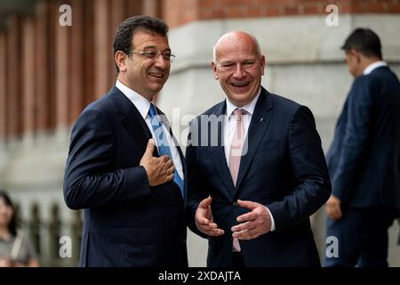Berlin, Allemagne. 21 juin 2024. Kai Wegner (CDU, à droite), maire de Berlin, accueille Ekrem Imamoglu, maire de la ville jumelle de Berlin, Istanbul, au Rotes Rathaus de Berlin-Mitte. Crédit : Fabian Sommer/dpa/Alamy Live News Banque D'Images