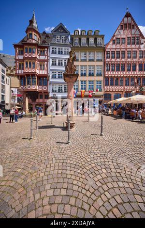 Fontaine Minerva avec maisons à colombages sur la place de la mairie de Roemerberg sous un ciel bleu avec cumulus nuages à Francfort-sur-le-main, Hesse Banque D'Images