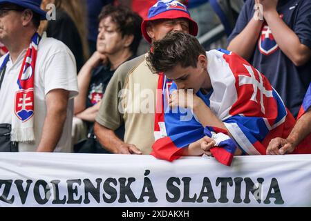 Dusseldorf, Allemagne. 21 juin 2024. Les fans de Slovaquie réagissent après le match de l'UEFA Euro 2024 Groupe E entre la Slovaquie et l'Ukraine à Dusseldorf, en Allemagne, le 21 juin 2024. Crédit : Peng Ziyang/Xinhua/Alamy Live News Banque D'Images