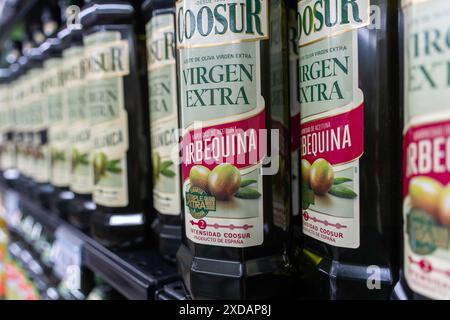 Barcelone, Espagne. 21 juin 2024. Le gouvernement espagnol a décidé de supprimer la TVA sur l'huile d'olive en raison de la hausse significative des prix au cours de l'année écoulée, la ramenant de 5 pour cent à 0. El gobierno español ha decidido retirar el IVA del aceite de oliva debido a la fuerte subida de precios desde hace más de un año, bajándolo del 5 por ciento al 0. Actualités politique -Barcelone, Espagne vendredi 21 juin 2024 (photo par Eric Renom/LaPresse) crédit : LaPresse/Alamy Live News Banque D'Images