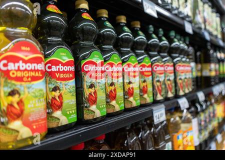 Barcelone, Espagne. 21 juin 2024. Le gouvernement espagnol a décidé de supprimer la TVA sur l'huile d'olive en raison de la hausse significative des prix au cours de l'année écoulée, la ramenant de 5 pour cent à 0. El gobierno español ha decidido retirar el IVA del aceite de oliva debido a la fuerte subida de precios desde hace más de un año, bajándolo del 5 por ciento al 0. Actualités politique -Barcelone, Espagne vendredi 21 juin 2024 (photo par Eric Renom/LaPresse) crédit : LaPresse/Alamy Live News Banque D'Images