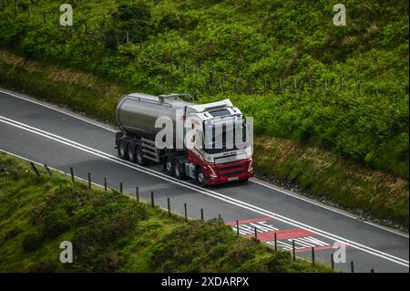 DISTRIBUTION MDS CU24 MDS VOLVO FH TRANSPORTANT UN PÉTROLIER SUR L'A487 AU CENTRE DU PAYS DE GALLES Banque D'Images