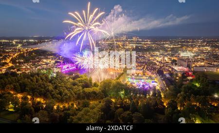 La photo datée du 17 juin montre le feu d'artifice pour le bal Trinity May à l'Université de Cambridge lundi soir. Rich Cambridge University Stud Banque D'Images