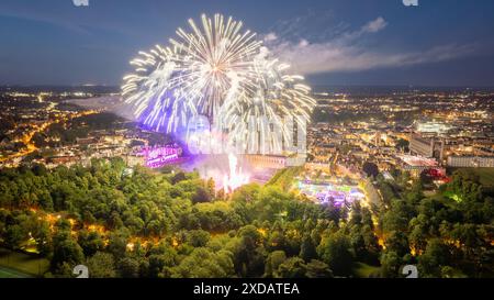 La photo datée du 17 juin montre le feu d'artifice pour le bal Trinity May à l'Université de Cambridge lundi soir. Rich Cambridge University Stud Banque D'Images