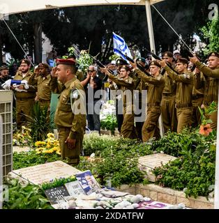 Israël. 21 juin 2024. Un garde d’honneur militaire israélien a tiré ses armes sur les funérailles du soldat de Tsahal Omer Smadja, mort dans la bande de Gaza pendant la guerre Israël-Hamas. Netanya, Israël. 21 juin 2024. (Matan Golan/Sipa USA). Crédit : Sipa USA/Alamy Live News Banque D'Images