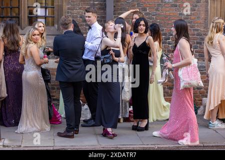 La photo datée du 17 juin montre des étudiants qui vont au bal de mai Trinity à l'Université de Cambridge lundi soir. Riches étudiants de l'Université de Cambridge Banque D'Images