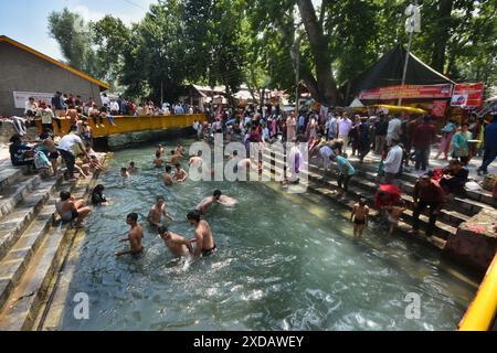 Gandarbal, Inde. 14 juin 2024. Les dévots hindous prennent un bain avant d'offrir des prières pendant le festival annuel au temple hindou de Kheer Bhawani à Tulla Mulla, au nord-est de Srinagar, au Cachemire contrôlé par les Indiens, en Inde, le 14 juin, 2024. des centaines de dévots hindous ont assisté aux prières dans le temple historique de Kheer Bhavani pendant le festival annuel consacré à la déesse hindoue Durga. (Photo de Mubashir Hassan/Pacific Press/Sipa USA) crédit : Sipa USA/Alamy Live News Banque D'Images