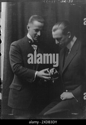 Johnson, Archibald, Mr., et Mr. Hiram Johnson, Jr., photographie de portrait. Collection de photographies Genthe. Banque D'Images