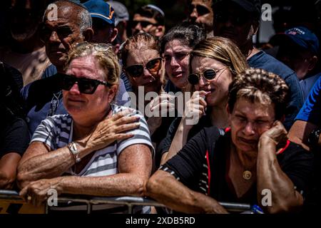 Des personnes en deuil pleurent lors des funérailles du soldat Omer Smadga, au cimetière militaire de Netanya vendredi 21 juin 2024. Smadga est morte jeudi au combat avec le Hamas dans la bande de Gaza. Son père, Oren, a parlé par-dessus sa tombe et a appelé les FDI à continuer à se battre aussi dur que possible, 'je dis aux soldats ici de garder la tête haute. Continuez aussi dur que possible. N'arrête pas jusqu'à ce qu'on gagne. C'est mon message à quiconque au combat. AM Israel Hai, Ó. Oren Smadga est le médaillé olympique israélien en judo des Jeux Olympiques de Barcelone 1992 et l'entraîneur actuel de l'équipe israélienne de judo, photo par Ey Banque D'Images