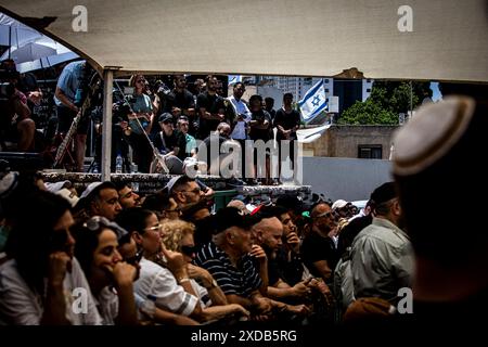 Les personnes en deuil rendent leur dernier respect aux funérailles du soldat Omer Smadga, au cimetière militaire de Netanya vendredi 21 juin 2024. Smadga est morte jeudi au combat avec le Hamas dans la bande de Gaza. Son père, Oren, a parlé par-dessus sa tombe et a appelé les FDI à continuer à se battre aussi dur que possible, 'je dis aux soldats ici de garder la tête haute. Continuez aussi dur que possible. N'arrête pas jusqu'à ce qu'on gagne. C'est mon message à quiconque au combat. AM Israel Hai, Ó. Oren Smadga est le médaillé olympique israélien en judo des Jeux Olympiques de Barcelone 1992 et l'entraîneur actuel du thé judo israélien Banque D'Images