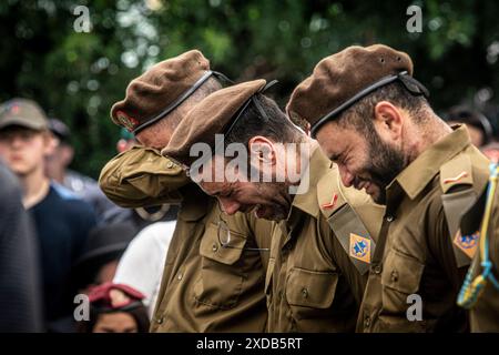 Les soldats israéliens ont éclaté en larmes lors des funérailles du soldat Omer Smadga tombé, au cimetière militaire de Netanya vendredi 21 juin 2024. Smadga est morte jeudi au combat avec le Hamas dans la bande de Gaza. Son père, Oren, a parlé par-dessus sa tombe et a appelé les FDI à continuer à se battre aussi dur que possible, 'je dis aux soldats ici de garder la tête haute. Continuez aussi dur que possible. N'arrête pas jusqu'à ce qu'on gagne. C'est mon message à quiconque au combat. AM Israel Hai, Ó. Oren Smadga est le médaillé olympique israélien en judo des Jeux Olympiques de Barcelone 1992 et l'entraîneur actuel du J israélien Banque D'Images