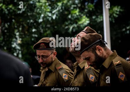 Les soldats israéliens ont éclaté en larmes lors des funérailles du soldat Omer Smadga tombé, au cimetière militaire de Netanya vendredi 21 juin 2024. Smadga est morte jeudi au combat avec le Hamas dans la bande de Gaza. Son père, Oren, a parlé par-dessus sa tombe et a appelé les FDI à continuer à se battre aussi dur que possible, 'je dis aux soldats ici de garder la tête haute. Continuez aussi dur que possible. N'arrête pas jusqu'à ce qu'on gagne. C'est mon message à quiconque au combat. AM Israel Hai, Ó. Oren Smadga est le médaillé olympique israélien en judo des Jeux Olympiques de Barcelone 1992 et l'entraîneur actuel du J israélien Banque D'Images