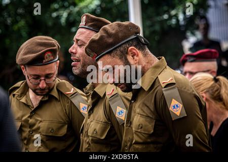 Les soldats israéliens ont éclaté en larmes lors des funérailles du soldat Omer Smadga tombé, au cimetière militaire de Netanya vendredi 21 juin 2024. Smadga est morte jeudi au combat avec le Hamas dans la bande de Gaza. Son père, Oren, a parlé par-dessus sa tombe et a appelé les FDI à continuer à se battre aussi dur que possible, 'je dis aux soldats ici de garder la tête haute. Continuez aussi dur que possible. N'arrête pas jusqu'à ce qu'on gagne. C'est mon message à quiconque au combat. AM Israel Hai, Ó. Oren Smadga est le médaillé olympique israélien en judo des Jeux Olympiques de Barcelone 1992 et l'entraîneur actuel du J israélien Banque D'Images