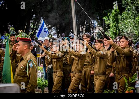 Un garde d’honneur israélien a tiré ses armes lors des funérailles du soldat Omer Smadga tombé au combat, au cimetière militaire de Netanya vendredi 21 juin 2024. Smadga est morte jeudi au combat avec le Hamas dans la bande de Gaza. Son père, Oren, a parlé par-dessus sa tombe et a appelé les FDI à continuer à se battre aussi dur que possible, 'je dis aux soldats ici de garder la tête haute. Continuez aussi dur que possible. N'arrête pas jusqu'à ce qu'on gagne. C'est mon message à quiconque au combat. AM Israel Hai, Ó. Oren Smadga est le médaillé olympique israélien en judo des Jeux Olympiques de Barcelone 1992 et l'entraîneur actuel de l'EI Banque D'Images