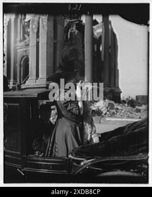 Bernhardt, Sarah, en voiture à San Francisco après le tremblement de terre et l'incendie de 1906. Collection de photographies Genthe. Banque D'Images