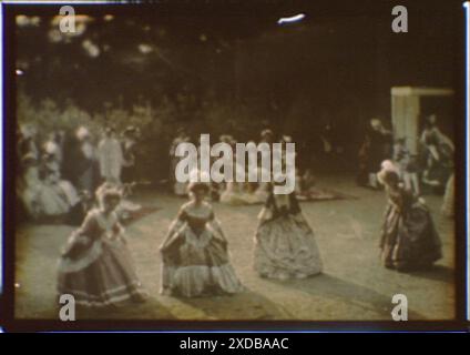Activité de plein air avec des personnes vêtues de costumes du XVIIIe siècle. Collection de photographies Genthe. Banque D'Images