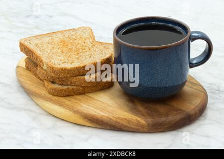 café fraîchement infusé avec pain grillé de blé entier Banque D'Images