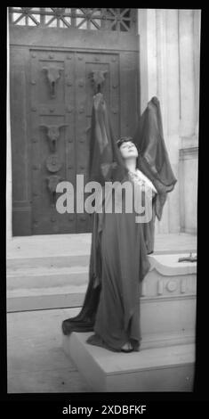 Production théâtrale avec Margaret Anglin et d'autres. Collection de photographies Genthe. Banque D'Images