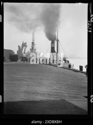 Navires à quai, Nouvelle-Orléans ou Charleston, Caroline du Sud. Collection de photographies Genthe. Banque D'Images
