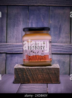 Mansfield, Nottingham, Royaume-Uni, 20 juin 2024 : image de produit studio de Grandessa SRT Honey produit pour Aldi Stores Limited. Banque D'Images