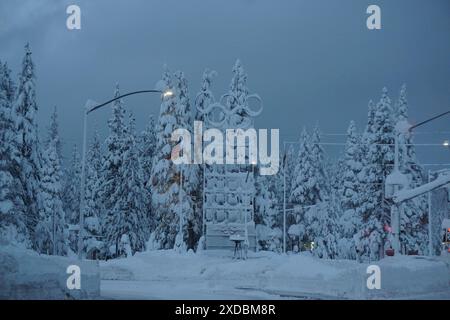 Journée d'hiver orageuse à Squaw Valley/Palisades Tahoe au crépuscule dans le lac tahoe CA usa par l'autoroute à la jonction avec le panneau olympique Banque D'Images