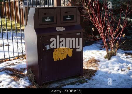 portez preuve de poubelles brunes dans le lac tahoe ca usa Banque D'Images