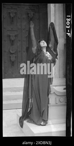 Production théâtrale avec Margaret Anglin et d'autres. Collection de photographies Genthe. Banque D'Images