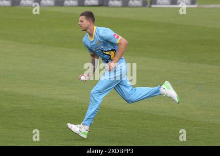 Conor McKerr du Yorkshire en action de bowling lors du Vitality T20 Blast match entre Durham et Yorkshire Vikings au Seat unique Riverside, Chester le Street le vendredi 21 juin 2024. (Photo : Robert Smith | mi News) crédit : MI News & Sport /Alamy Live News Banque D'Images