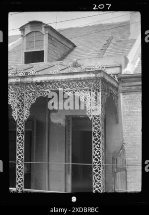 Étage supérieur d'un bâtiment avec balcon en fer forgé, la Nouvelle-Orléans. Collection de photographies Genthe. Banque D'Images