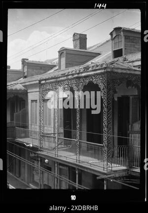 Étage supérieur du bâtiment avec balcons en fer forgé, Nouvelle-Orléans. Collection de photographies Genthe. Banque D'Images