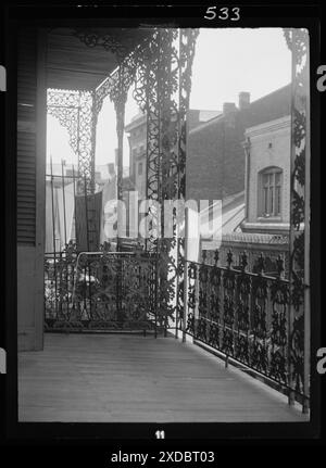 Balcons au niveau supérieur avec fer forgé sur la rue Peter Street, Nouvelle-Orléans. Collection de photographies Genthe. Banque D'Images