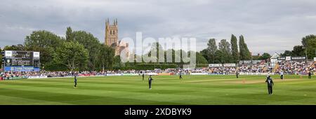 Worcester, Royaume-Uni. 21 juin 2024. Une vue grand angle du terrain pendant le match, prise lors du Vitality T20 Blast match entre Worcestershire Rapids et Birmingham Bears à New Road, Worcester, Royaume-Uni le 21 juin 2024. Photo de Stuart Leggett. Utilisation éditoriale uniquement, licence requise pour une utilisation commerciale. Aucune utilisation dans les Paris, les jeux ou les publications d'un club/ligue/joueur. Crédit : UK Sports pics Ltd/Alamy Live News Banque D'Images