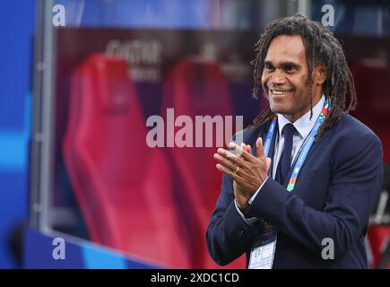 Leipzig, Allemagne. 21 juin 2024. Football, UEFA Euro 2024, Championnat d'Europe, pays-Bas - France, tour préliminaire, groupe d, jour de match 2, stade de Leipzig, l'ancien international chrétien Karembeu sourit dans le stade. Crédit : Jan Woitas/dpa/Alamy Live News Banque D'Images