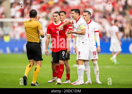 Berlin, Allemagne. 21 juin 2024. L'arbitre Halil Meler, d'Autriche, a été vu avec Marcel Sabitzer (9 ans), d'Autriche, et Robert Lewandowski (9 ans), de Pologne, lors du match de l'UEFA Euro 2024 dans le Groupe d entre la Pologne et la Croatie à l'Olympiastadion de Berlin. Crédit : Gonzales photo/Alamy Live News Banque D'Images